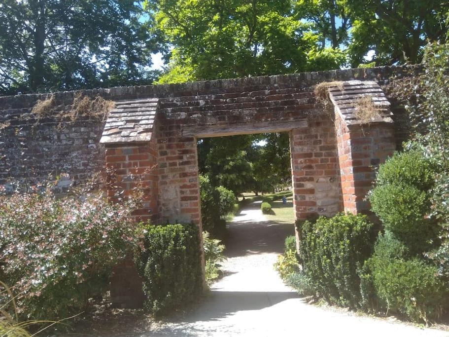 Welcoming Cottage In Chichester Near City Centre Екстериор снимка